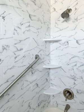 Duschwanne, Haartrockner, Seife, Toilettenpapier