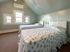 4 bedrooms, iron/ironing board, free WiFi - Short walk to the Beach, sleeps 8, four bedrooms, private patio, 2026 weeks open (Cape May)