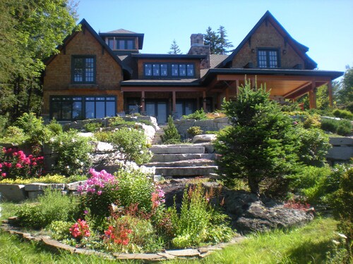 Oceanfront; Stunning views of Cadillac. Acadia & Schoodic nearby.  Kayaks, too!