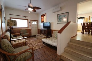 Smart-TV, DVD-spiller, bøker og filmbibliotek