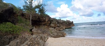 Beachside Getaway-Large Kitchen-A/C-Covered Patio-Grill-Fenced Yard