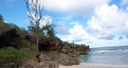 Beachside Getaway-Large Kitchen-A/C-Covered Patio-Grill-Fenced Yard