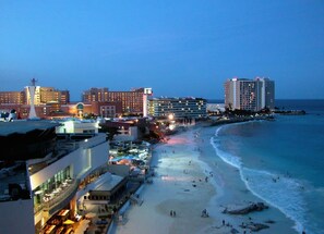 On the beach, sun loungers, beach towels - Beautiful, modern Beachfront Penthouse, Best Location and views in Hotel Zone (Cancun)