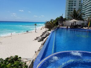 Outdoor pool - Beautiful, modern Beachfront Penthouse, Best Location and views in Hotel Zone (Cancun)