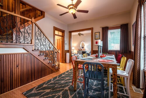 The Highlands Hangout, EXPO, DOWNTOWN, restaurant row!!!  Game room & LOCATION!