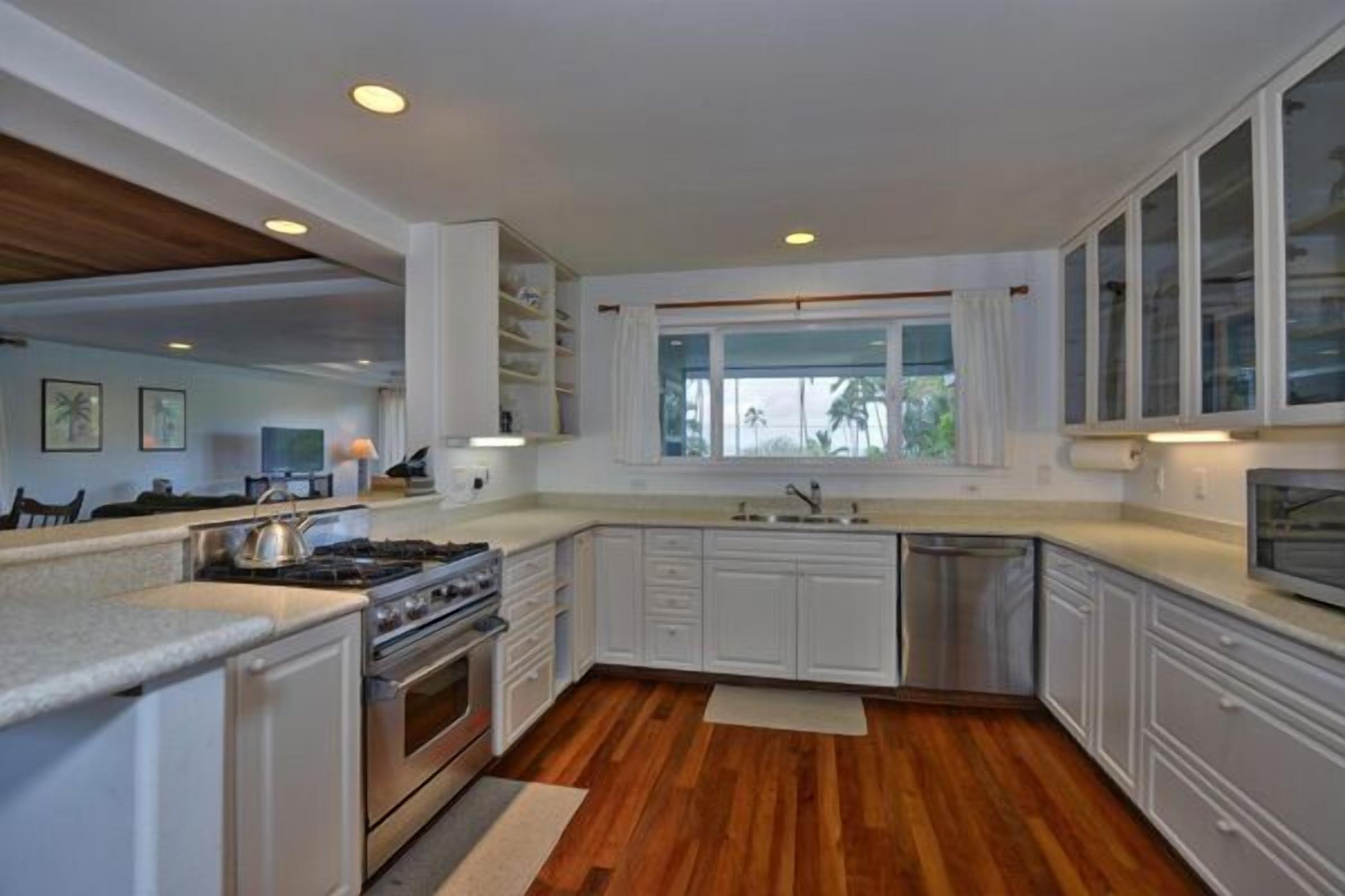 Two Luxury Homes @ Richardsons Beach Park-Hilo Bay. Sleeps 16. Best Location.