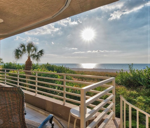 Remodeled Beachfront Condo, Stunning Ocean Views + Private Cabana-Somerset 106!