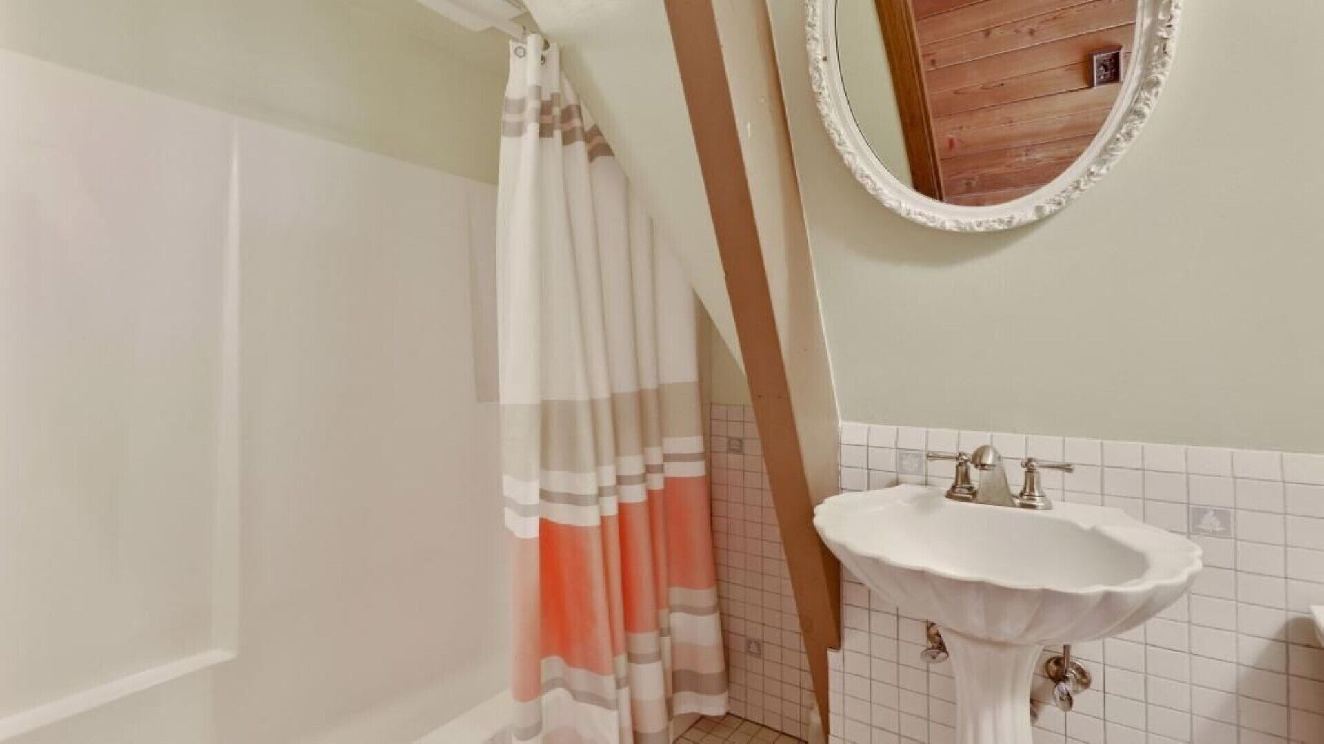 Lakeshore home (lake Olson and Lake Demon..... on the back yard)