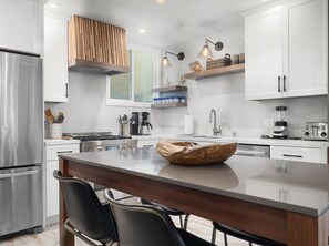 Refrigerador, microondas, horno, placa de cocina
