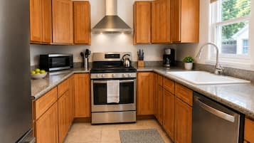 Coffee/tea maker, fridge, microwave, oven