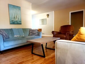 テレビ、暖炉、テレビゲーム機、DVD プレーヤー