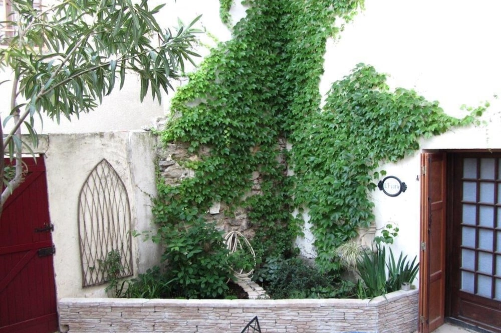 Charming Studio Apartment in Hillside Village with Quiet, Private Courtyard