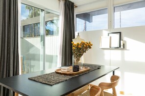 Dining - Eclectic updated condo in Mid-Century complex (Palm Springs)