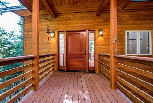 CHESA MADRISA - Swiss Chalet with 3 king suites, EV charger + open floor plan