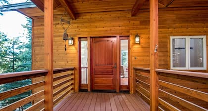 CHESA MADRISA - Swiss Chalet with 3 king suites, EV charger + open floor plan