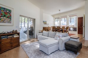 Smart TV, chimenea, tenis de mesa y libros 