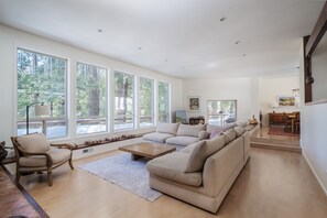 Smart-TV, Kamin, Tischtennisplatte, Bücher