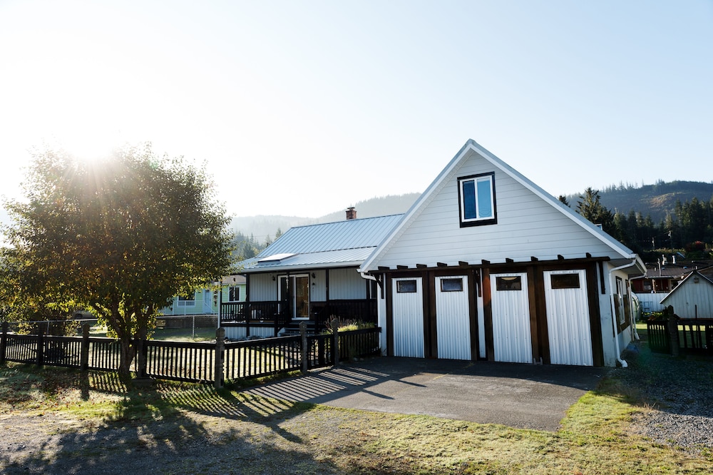 Spacious, Family and Pet-Friendly 4 BR/2 Bath "Seaglass and Surf"