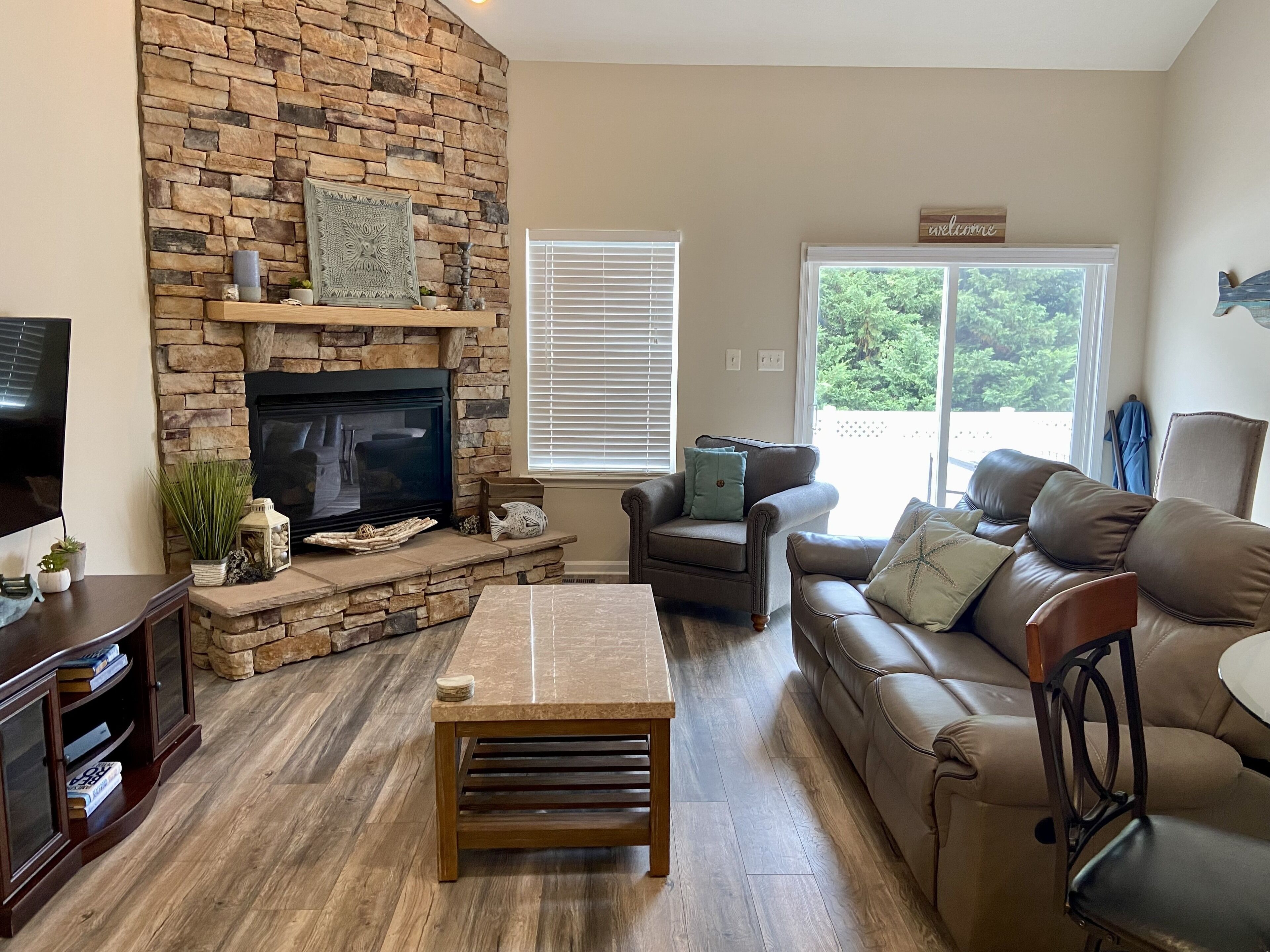 Lewes Townhome- 3 bedroom and loft sleeps 10 comfortably! With community pool! 