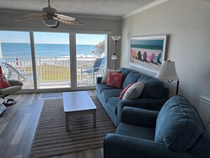 Smart TV, books - BEACH FRONT CONDO - Melbourne/Satellite Beach Cocoa Beach 2 bd/ 2 bath, pool (Satellite Beach)
