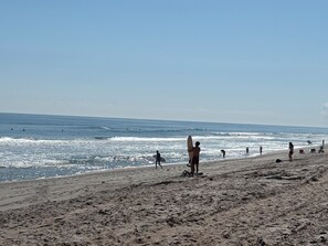 Aan het strand, ligstoelen aan het strand, strandlakens
