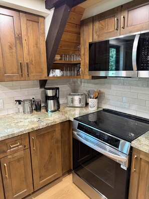 Coffee/tea maker, fridge, microwave, oven