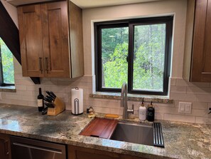 Wasserkocher mit Kaffee-/Teezubehör, Kühlschrank, Mikrowelle, Ofen