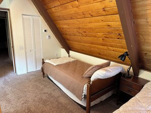 3 bedrooms, desk, travel cot, free WiFi - Peaceful Cabin on Munds Canyon with Open Forest from the Decks (Munds Park)