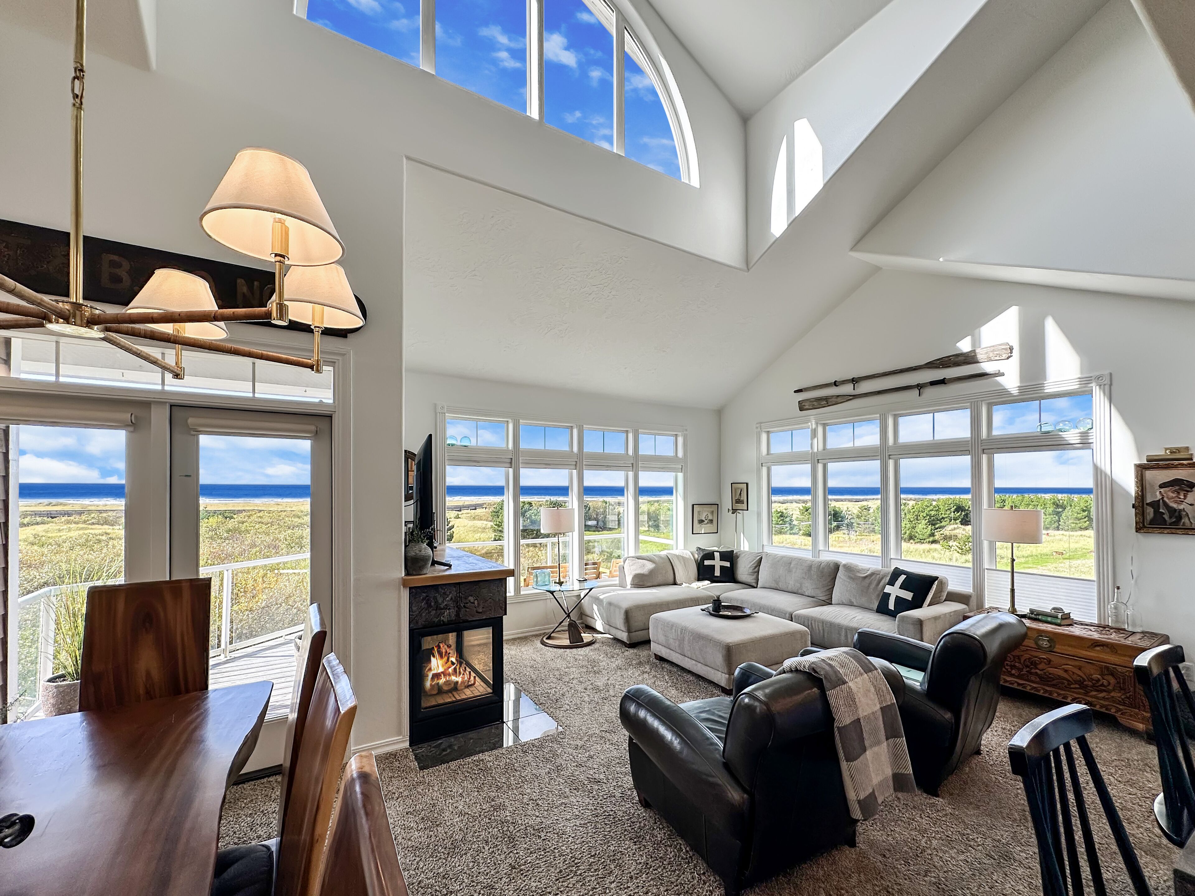 智能電視、壁爐、DVD 播放機、音響