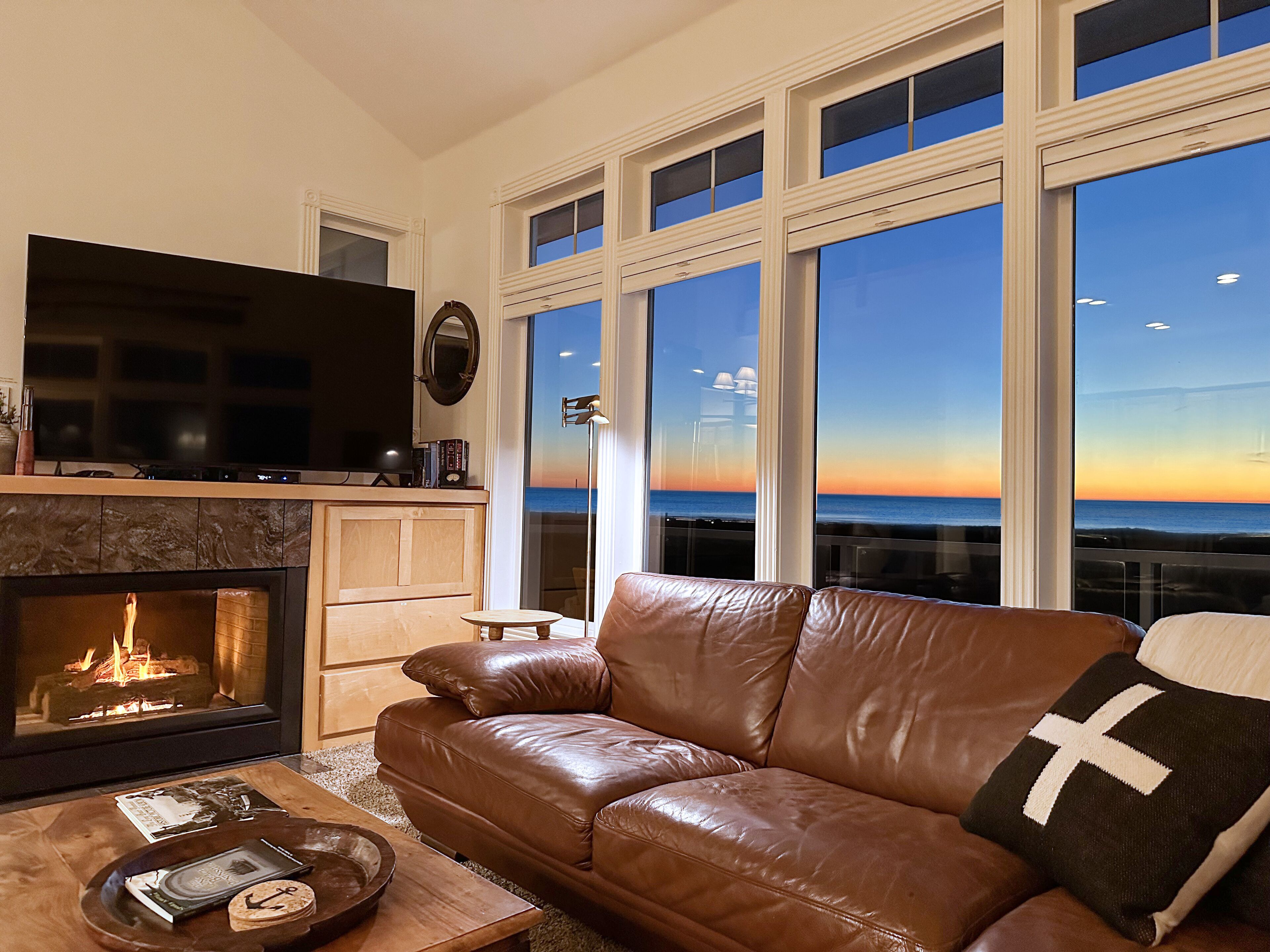 Smart TV, caminetto, lettore DVD, impianto stereo