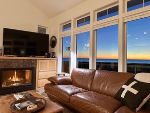 Smart-TV, peis, DVD-spiller og stereoanlegg