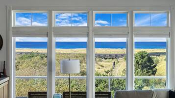 Smart TV, fireplace, DVD player, stereo