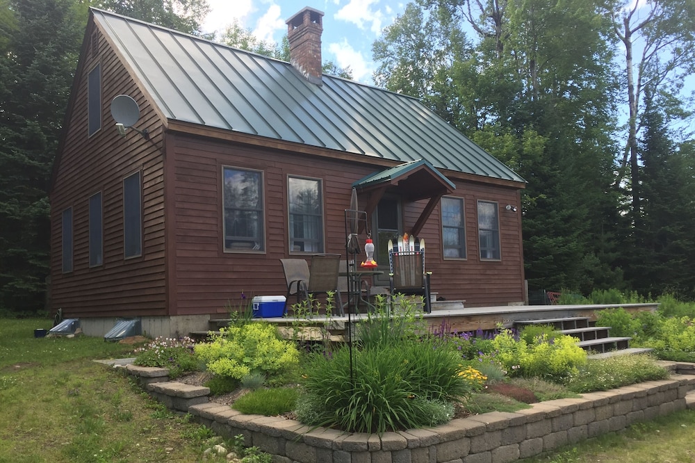 East Burke Cozy Cape Near biking trails & skiing, VAST trails; lvl 2 EV charger