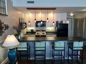 Kjøleskap, mikrobølgeovn, ovn og kokeplater