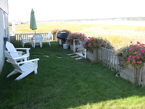 Outdoor dining - Sunset views, Private beach on Harborside . Sleeps 10. Kayaks included (Wells)