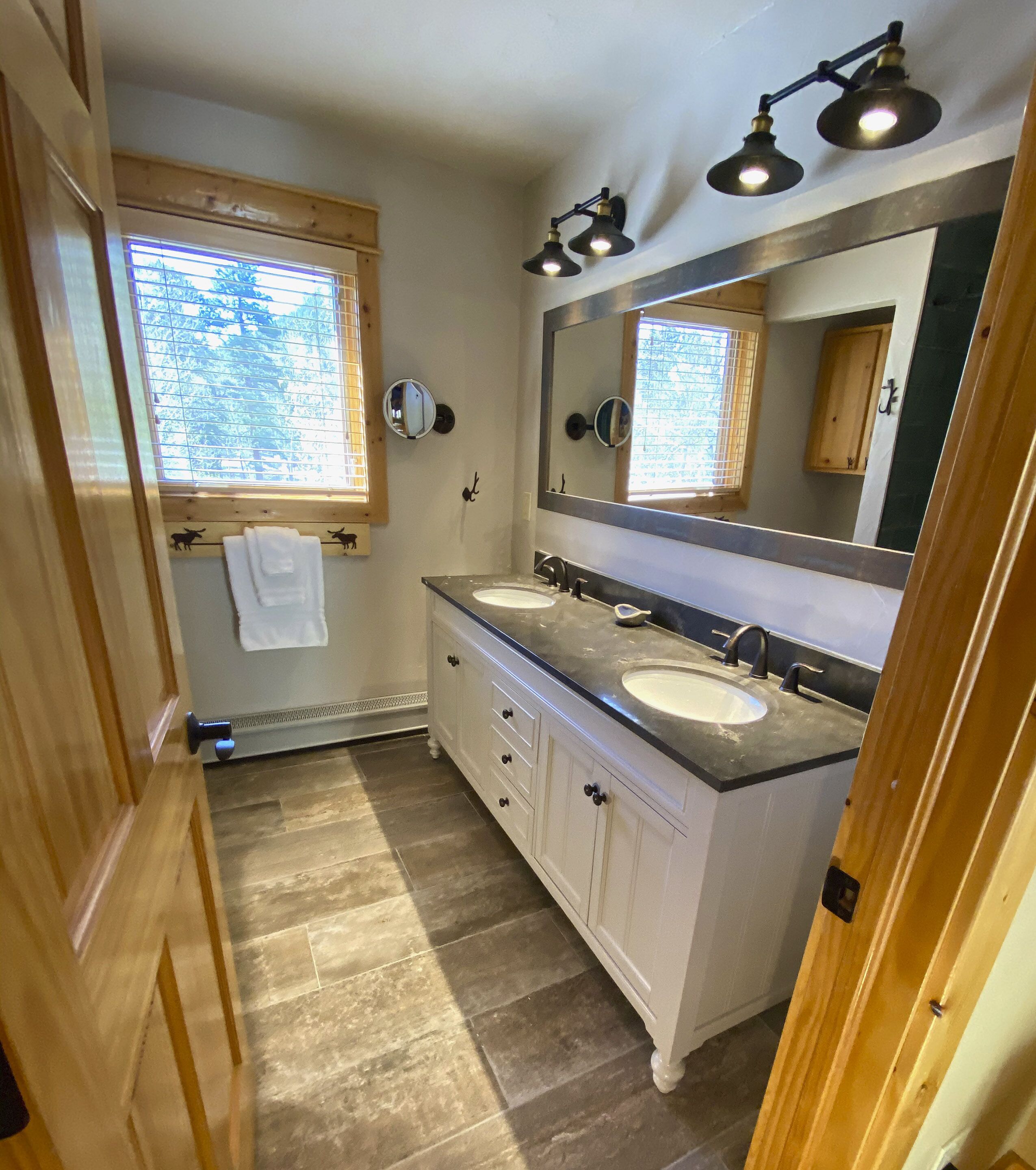 Heavenly Views, Heavenly Beds-2B/2B Luxury Condo on Fall River