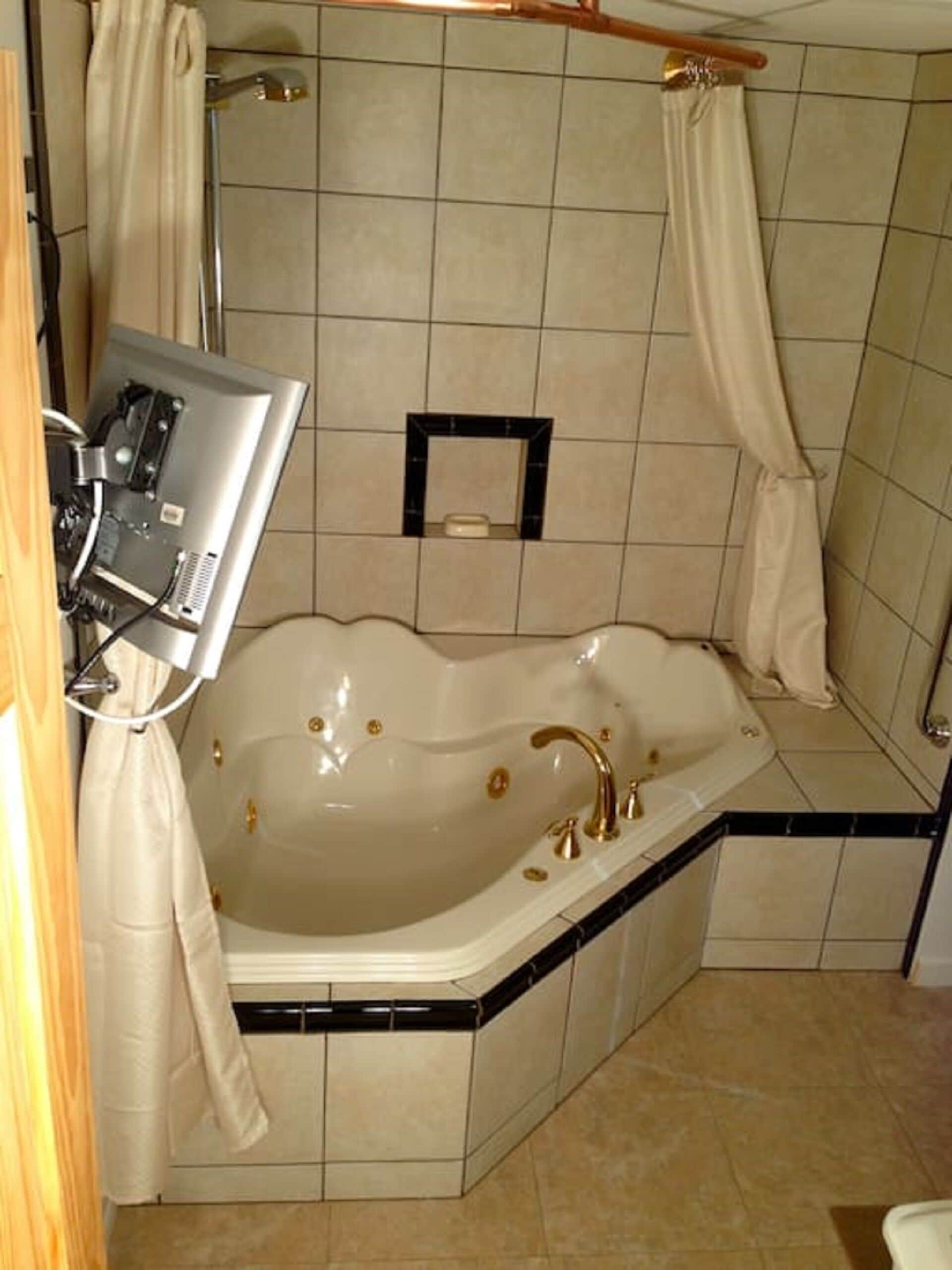 Douche, baignoire à jets, sèche-cheveux, serviettes fournies