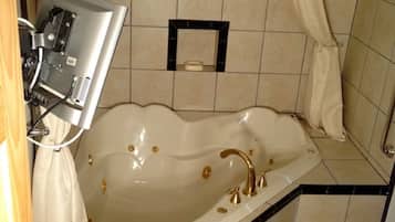 Douche, baignoire à jets, sèche-cheveux, serviettes fournies