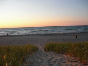 En la playa y camastros
