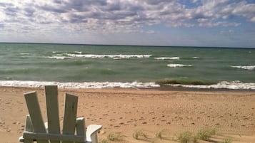 Plage, chaises longues