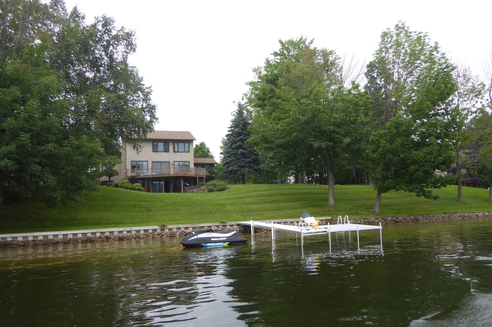 Lakefront property in resort community, Year round