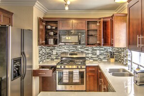 Fridge, microwave, oven, stovetop - Comfy, clean & quiet 3 bedroom house close to Strip, Airport & T-mobile arena (Las Vegas)