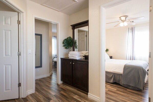 3 chambres, coffres-forts dans les chambres, fer et planche à repasser