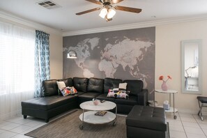 Smart TV - Comfy, clean & quiet 3 bedroom house close to Strip, Airport & T-mobile arena (Las Vegas)