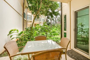 Outdoor dining - Waipouli Beach Resort A103 1st Floor Beautiful Garden View Steps from the Ocean (Kapaa)