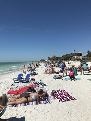 Playa en los alrededores, camastros y toallas de playa 