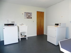Interior - Mid-Century Mod 2-Bdrm Apartment / 2 Miles to UO / Near Restaurants & Shops (Eugene)