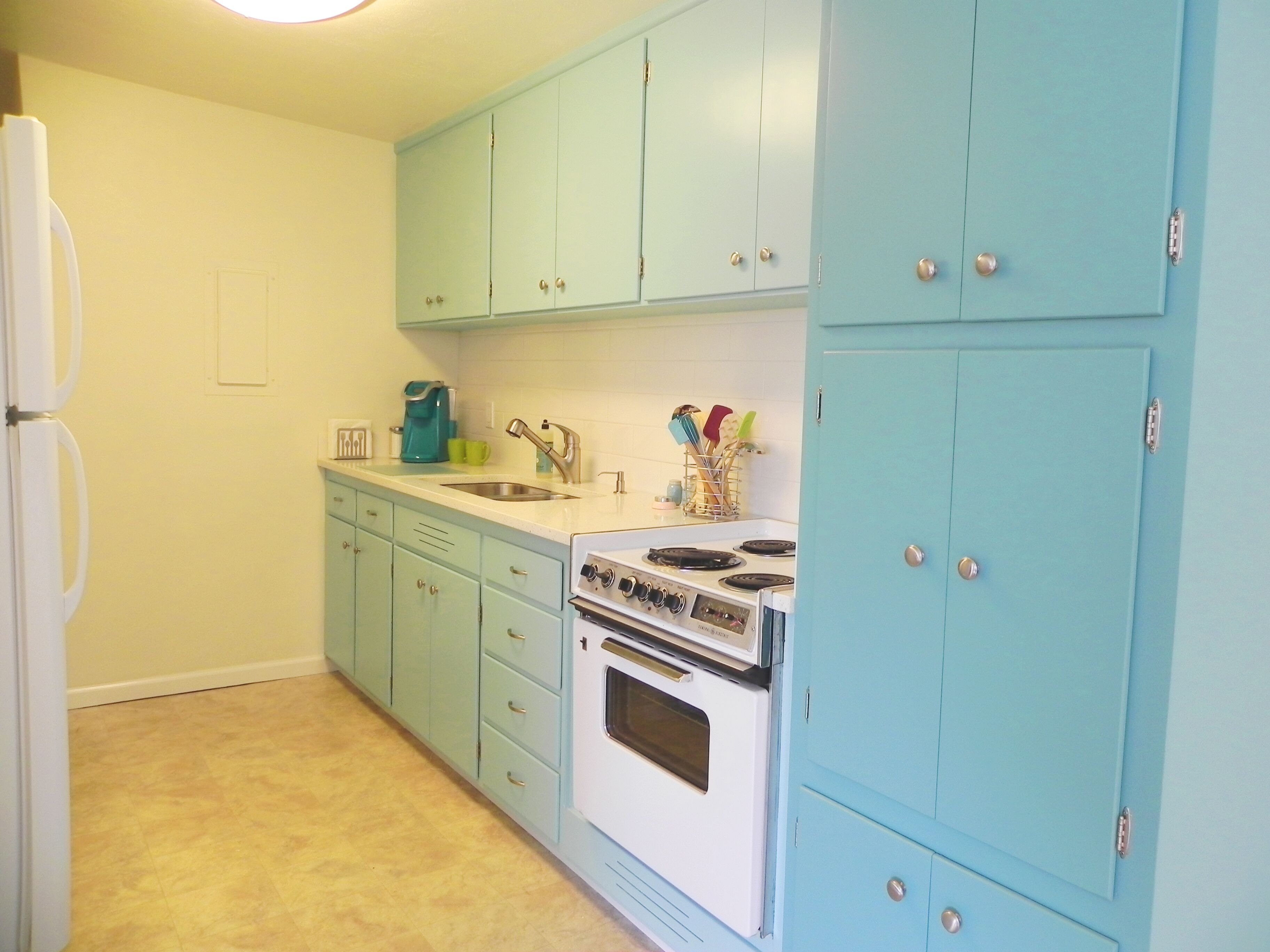 Mid-Century Mod 2-Bdrm Apartment / Near Restaurants & Shopping / Sparking Clean!