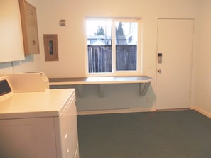 Interior - Mid-Century Mod 2-Bdrm Apartment / 2 Miles to UO / Near Restaurants & Shops (Eugene)