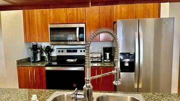 Refrigerador, microondas, horno y parrilla de estufa